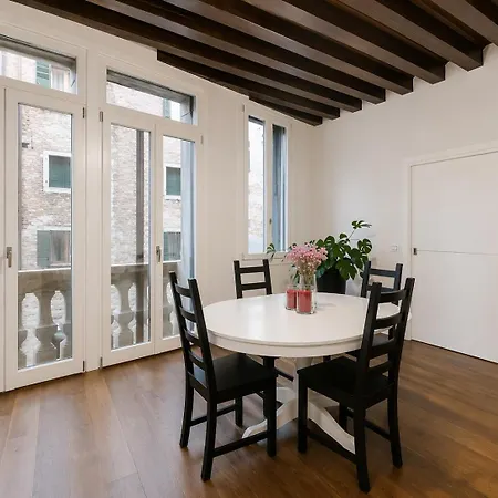 Apartman Renovated And Spacious Flat Near San Marco